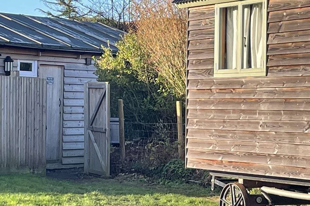 Foto 7 von 14: Shepherds Hut mit Whirlpool in atemberaubender ländlicher Umgebung