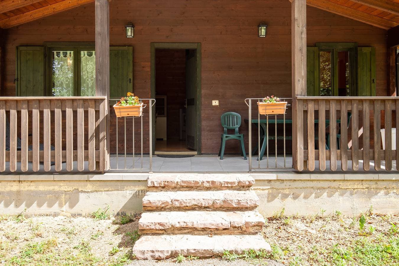 Foto 12 von 28: Chalet 'Mirtillo' – Villaggio Anemone mit Bergblick und privater Terrasse