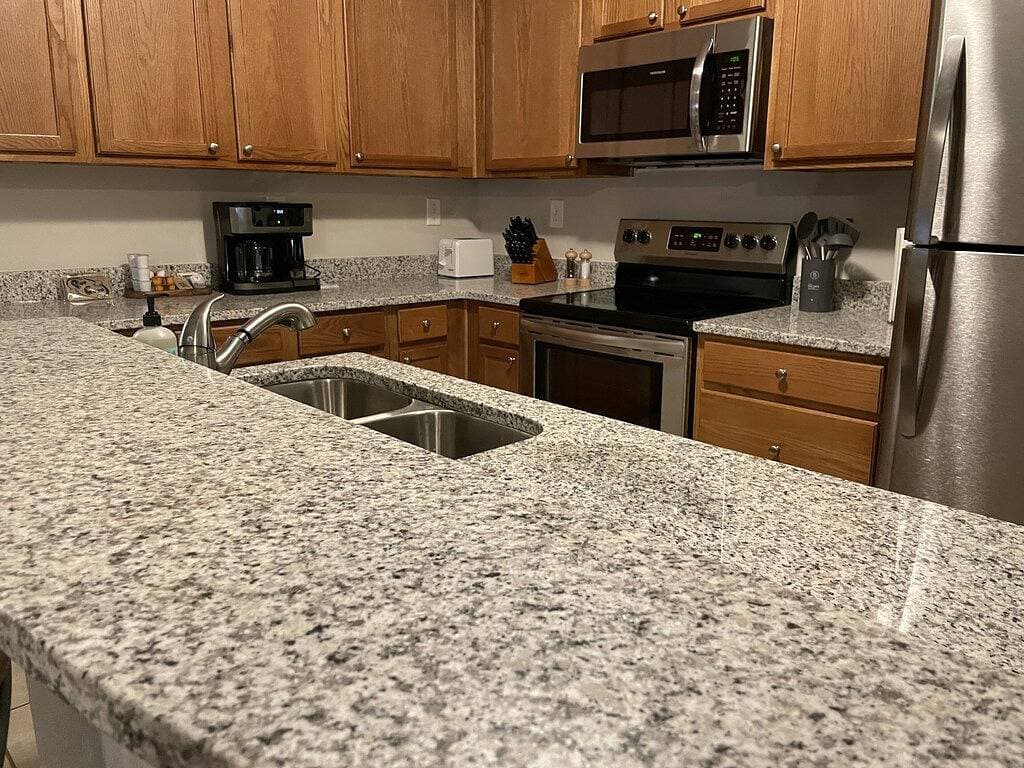 Foto 2 von 11: First Class Lvng - 2Br, 2Ba, cool/cozy
