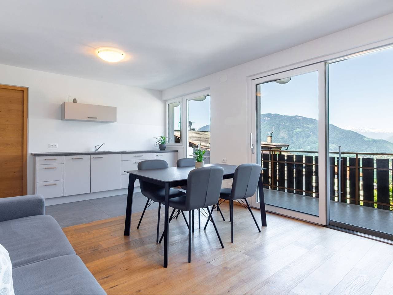 Foto 2 von 22: Ferienwohnung 'Preiss Typ B' mit Bergblick, Balkon und Wi-Fi