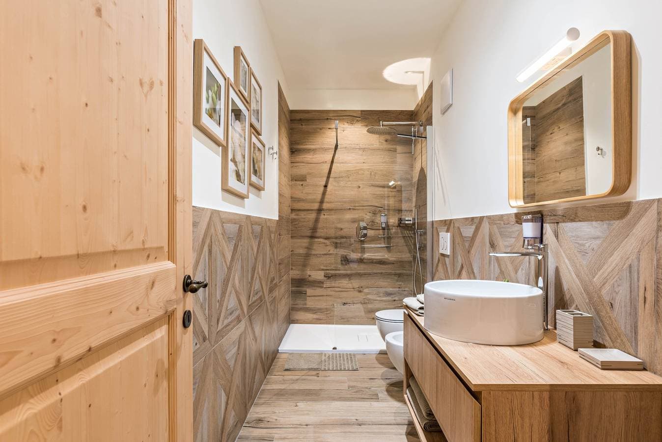 Foto 7 von 37: Ferienwohnung "Wellness Lodge Riccardo" mit Blick auf den See und die Berge, Sauna und Whirlpool