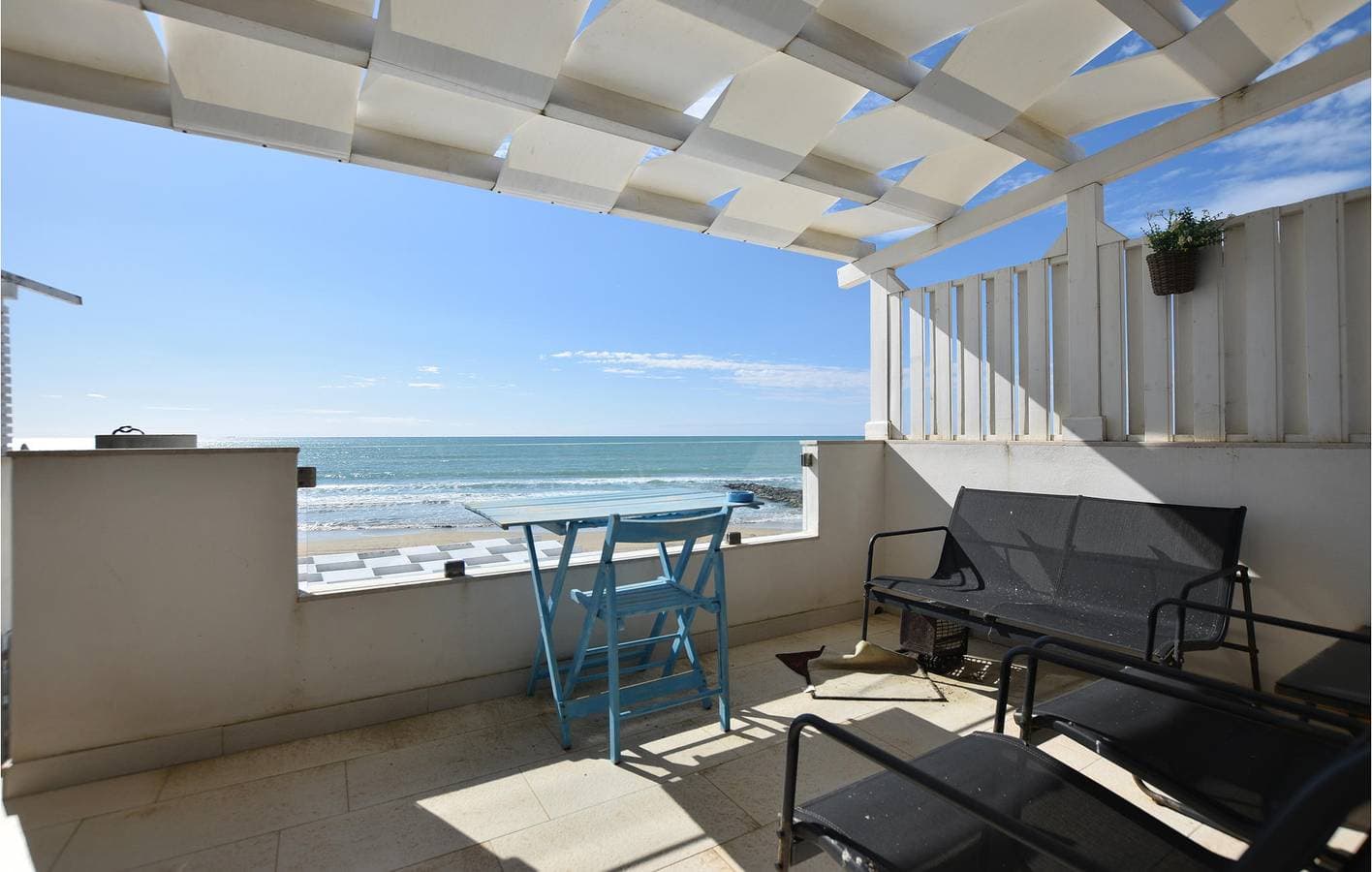 Apartment mit Meerblick, AC, Parkplatz, Pool, Küche und WiFi. 1