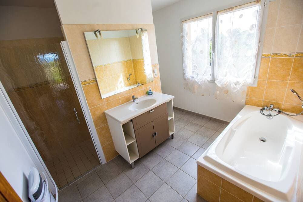 Foto 8 von 29: Villa Les Lavandes mit eigenem Pool und Multijet-Spa im Freien