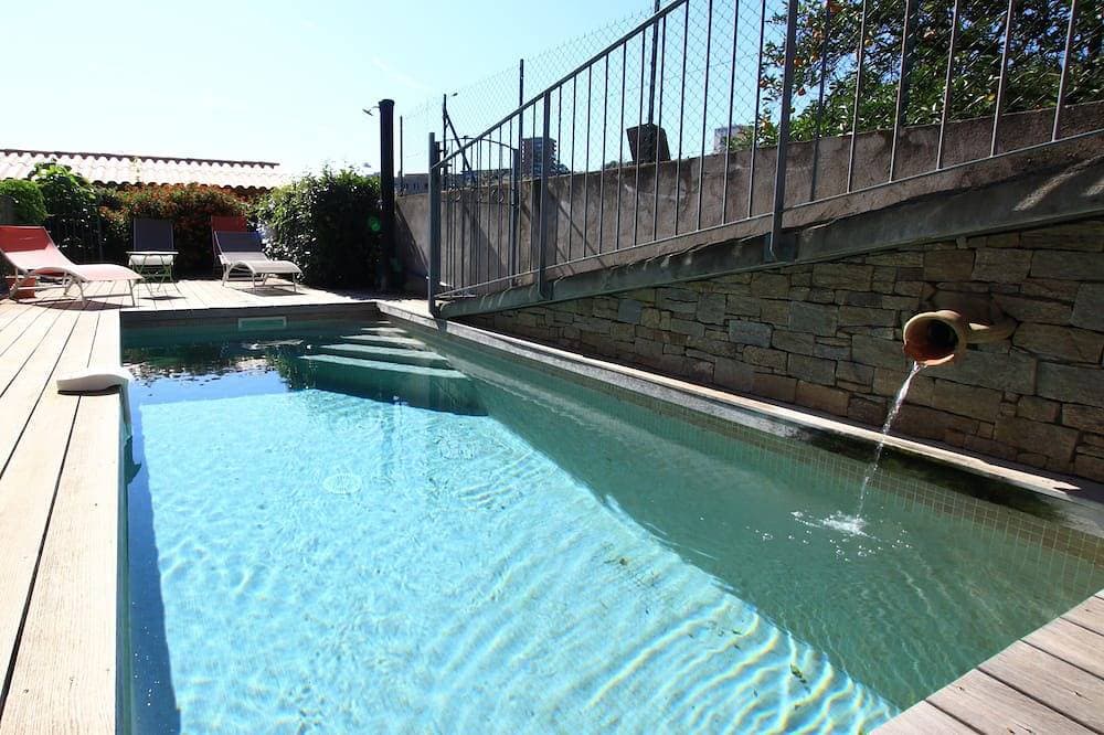 Haus mit Pool und Garten 1