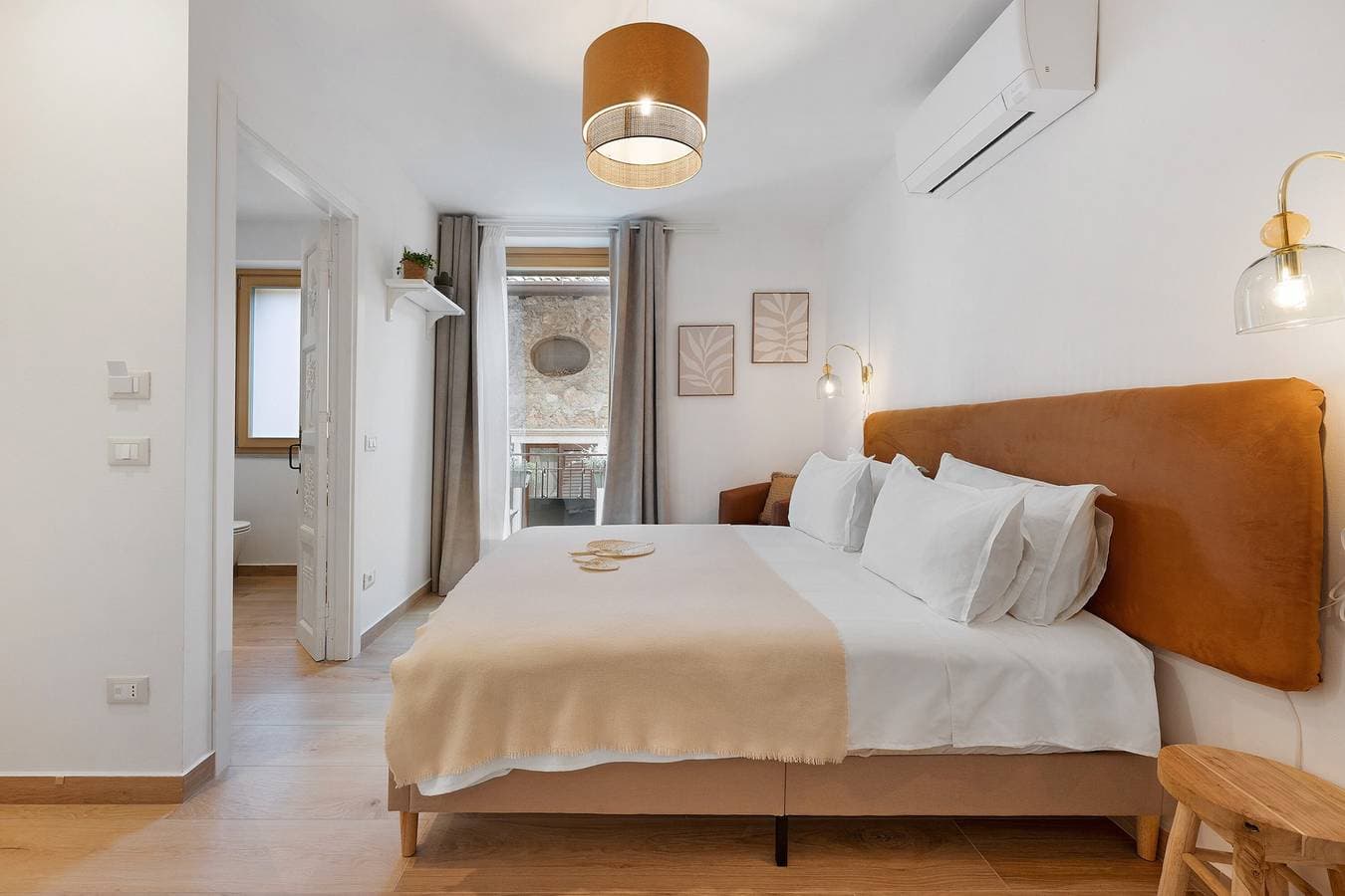 Foto 11 von 34: Residenza Tre Cuori: Zimmer mit Seeblick, WLAN & Klimaanlage in Torri del Benaco