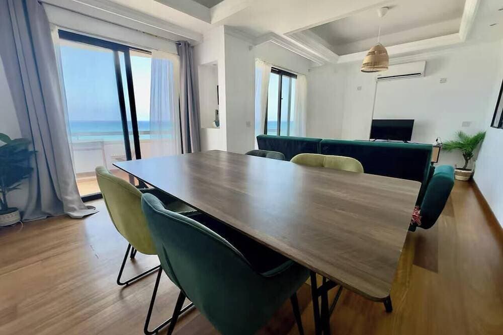 Foto 7 von 11: 180° SeaView Apt. Right on Famous Finikoudes Beach Promenade