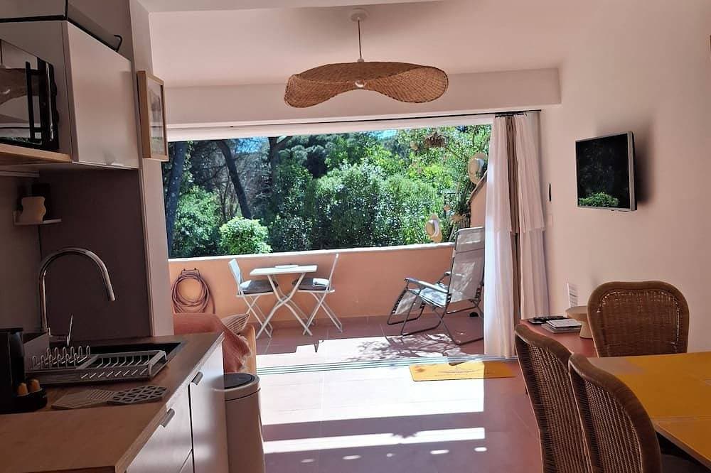 Foto 9 von 21: T2 air-conditioned, Wifi broadband, garden level, Gigaro beach and paths 500m away