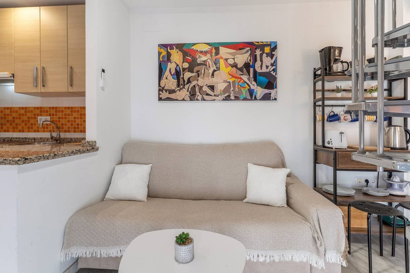 Foto 3 von 21: Apartment 'Ático Céntrico A 2min De La Playa' mit privater Terrasse, WLAN und Klimaanlage