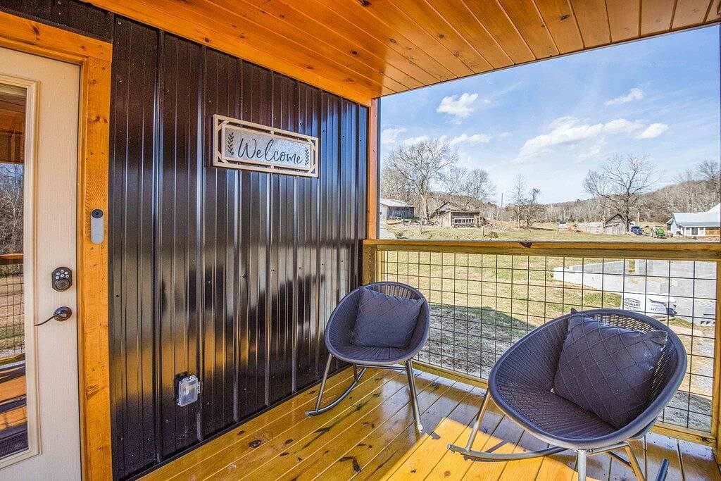 Foto 10 von 35: ⛰Romantic Tiny Home - Wi-Fi & Hot Tub & Fire Pit