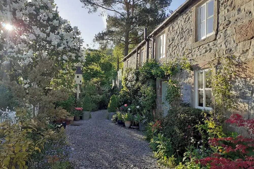 Gorgeous romantic cottage retreat, with gardens & Peak District views 1