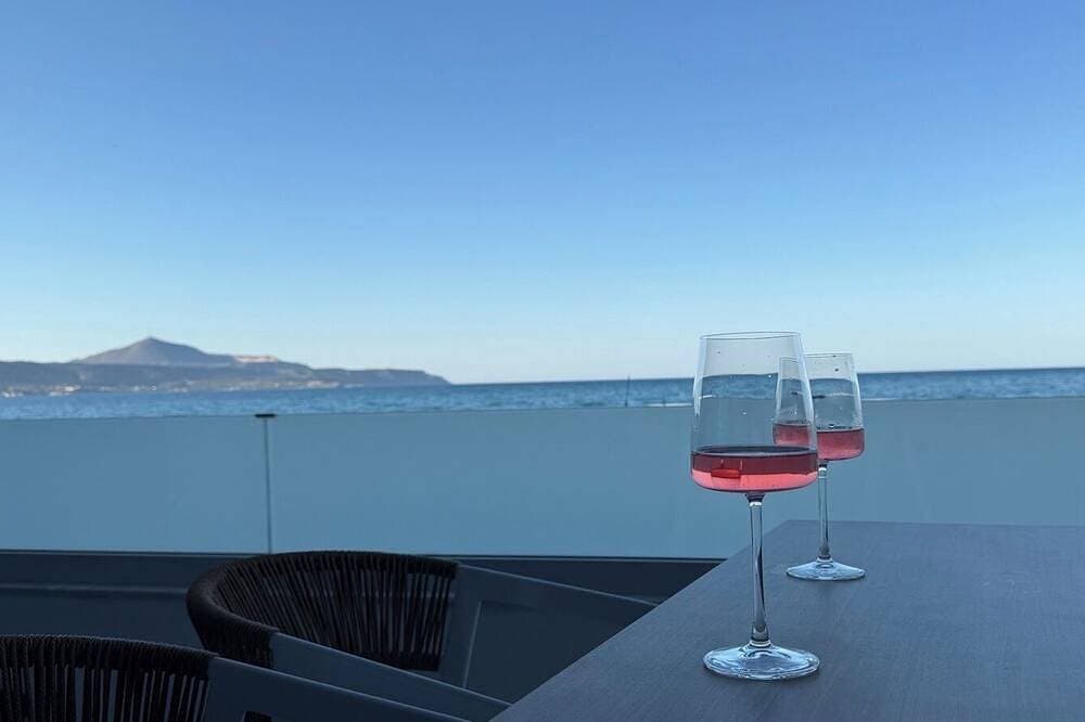Foto 11 von 30: Aqua Vista-Villa Horizon seafront villa with  private Jacuzzi, Kalyves Crete