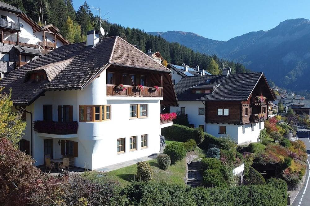 Foto 12 von 27: Gemütliche und geräumige Dachwohnung mit Balkon - Free WIFI