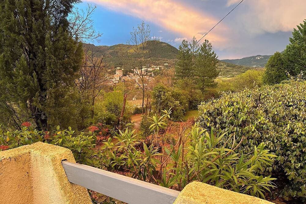 Foto 9 von 30: Secluded villa with large garden pool Overlooks beautiful picturesque village