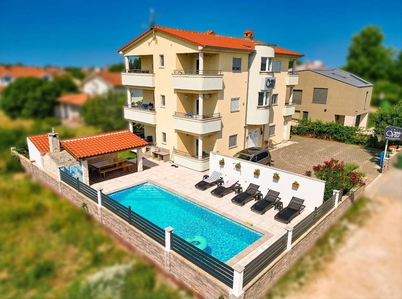 Villa Vita mit gemeinsamem und beheiztem Pool 1