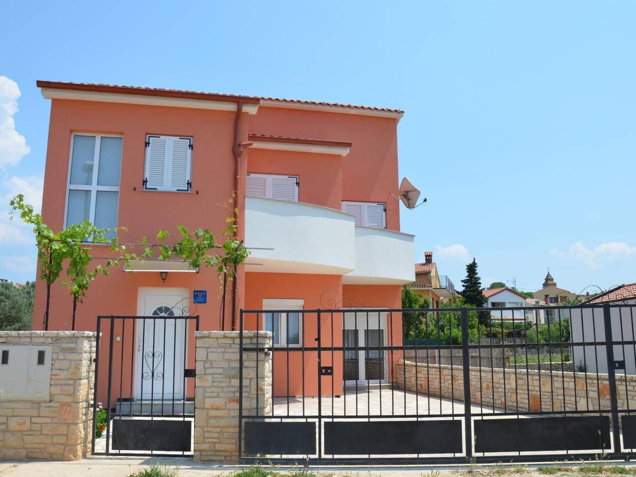 Ruhiges Ferienhaus mit Balkon und Garten 1