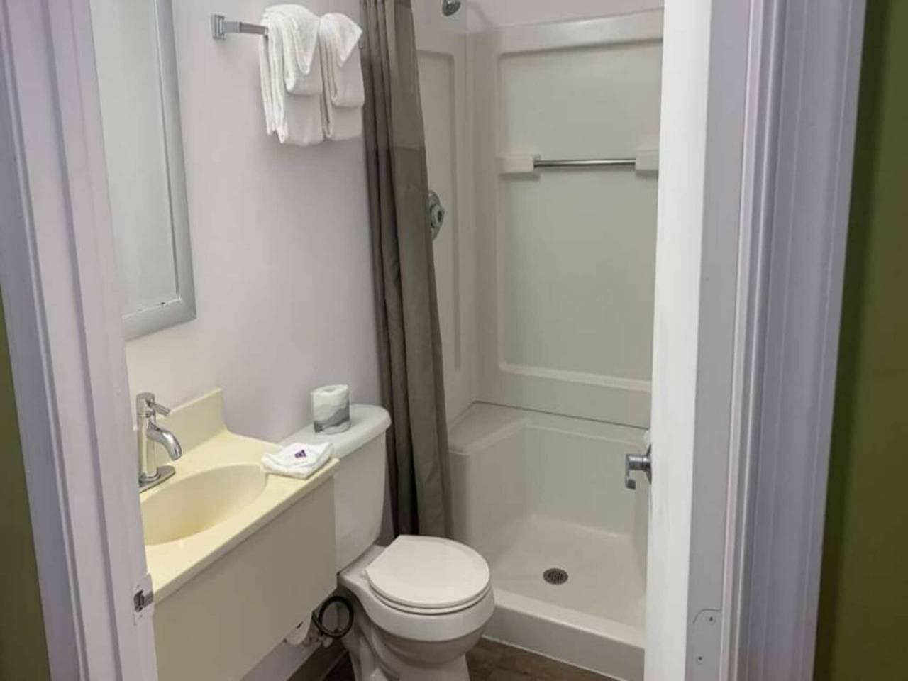 Foto 12 von 38: 1 Queensize-Bett | Barrierefreie Dusche/Raucherraum/Küche
