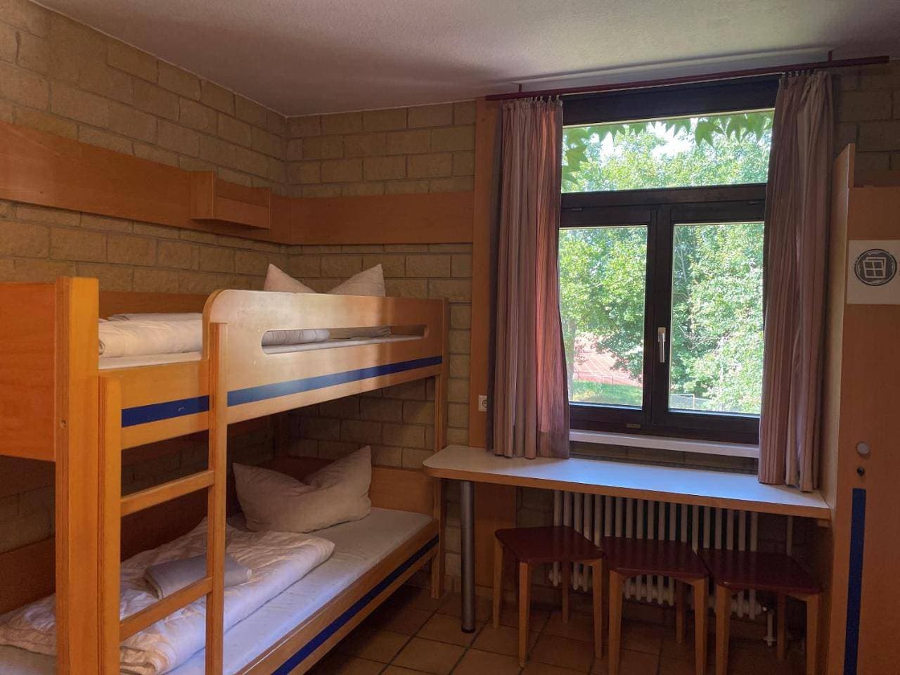 Foto 6 von 11: Twin Room with Private Bathroom