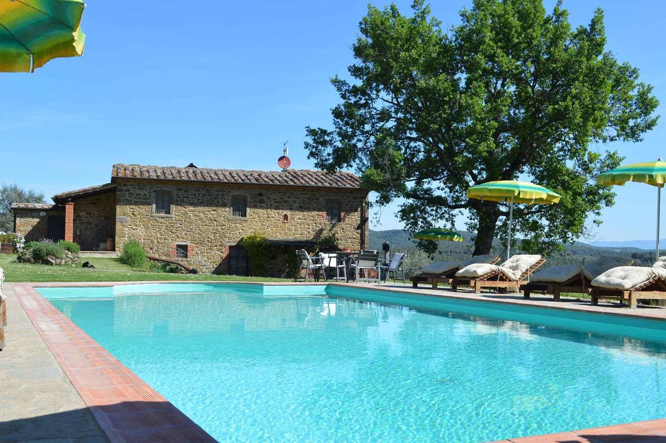 Villa mit Pool und Garten 1