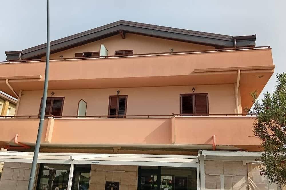 Casa Marina Grande. Siamo a 80m dal mare. Con 1 camera, 1 bagno e posto auto. 1