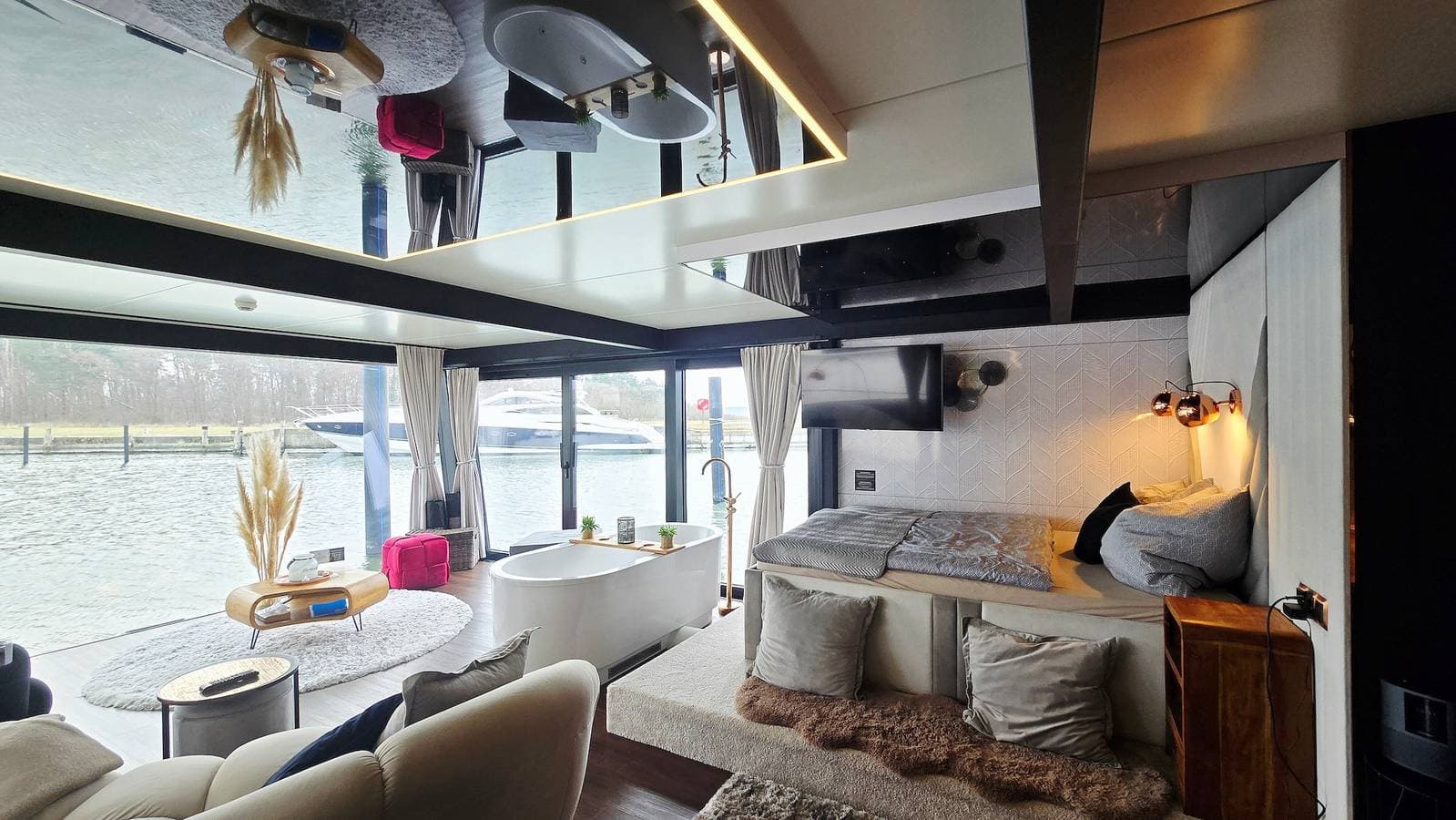 Foto 5 von 42: Hausboot 'Hafensuite Rügen' mit WLAN