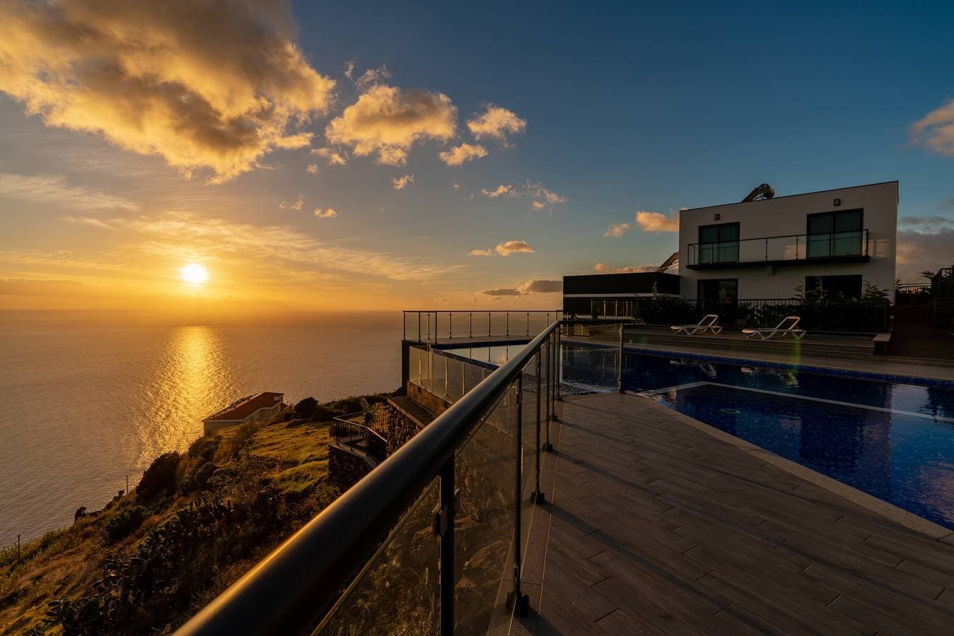 Foto 8 von 38: Modern villa, shared infinity pool | SunsetCliff 4