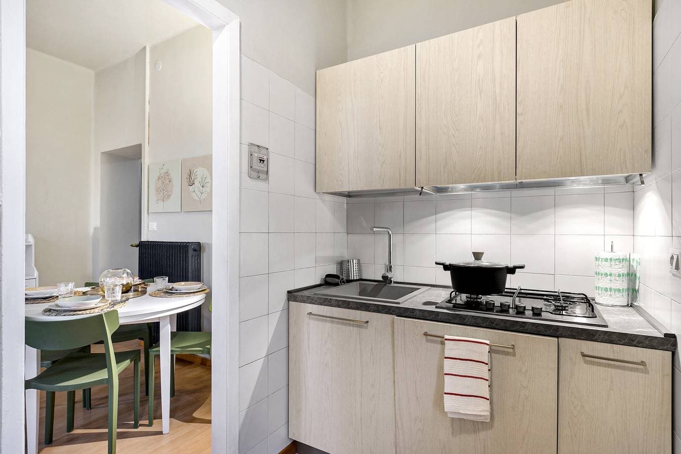 Foto 12 von 22: Casa Enza: Desenzano Apartment w/ private parking & AC