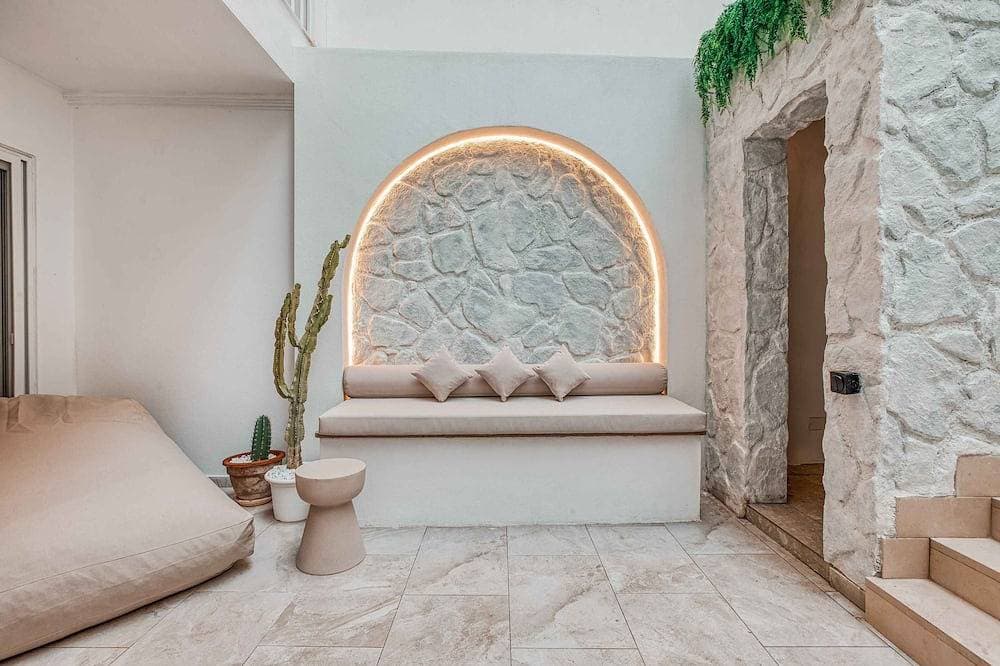 Foto 10 von 30: Enjoy a stylish stay in this modern Malta retreat with private pool.