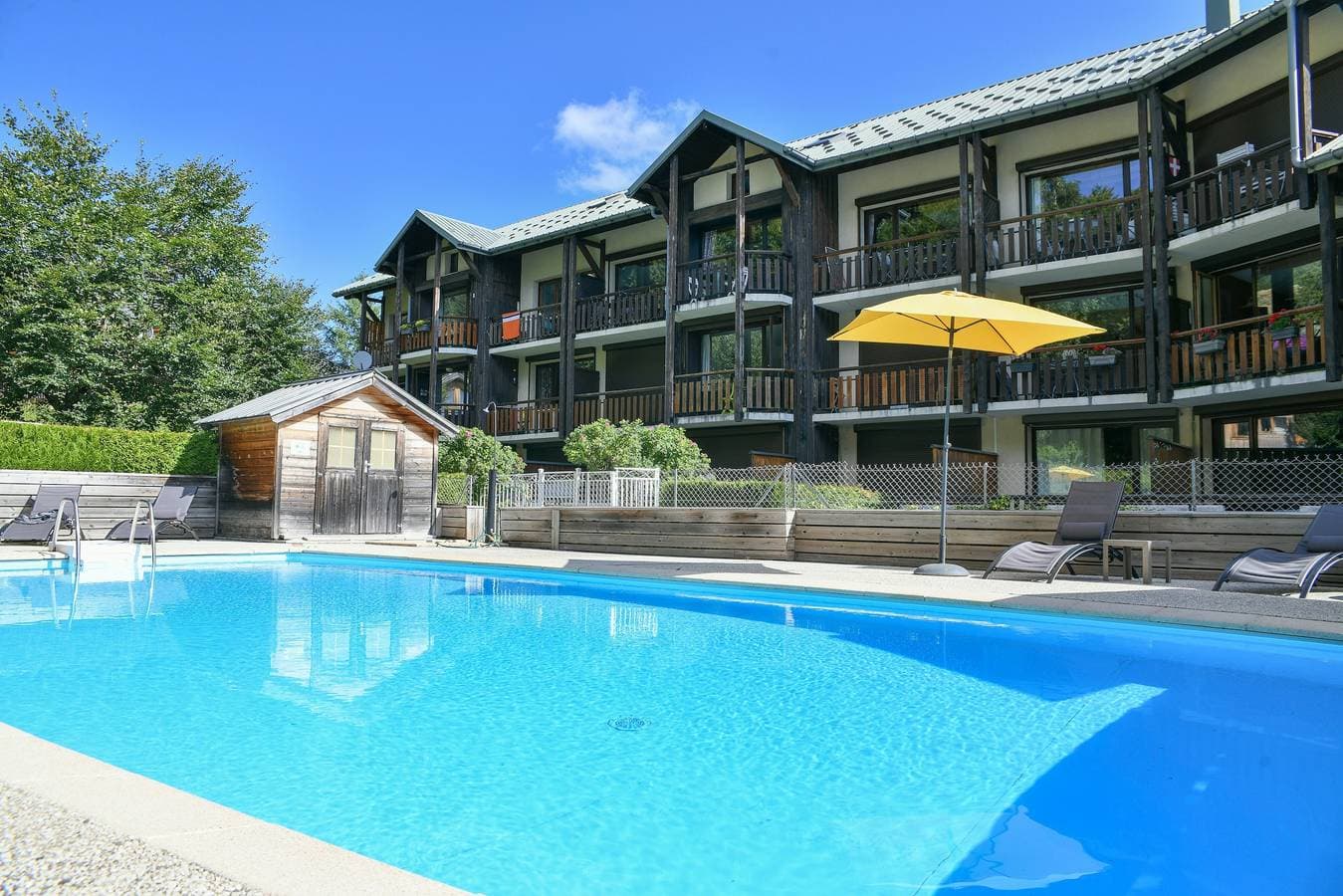 Foto 2 von 24: Ferienwohnung 'L'ourson' mit Bergblick, Gemeinschaftspool und Wi-Fi