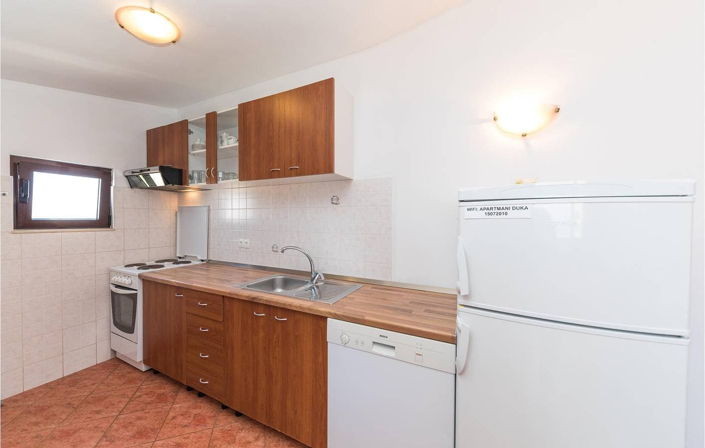 Foto 10 von 20: Gemütliche Ferienwohnung mit Terrasse, Küche und WLAN in der Nähe des Strandes Stari Porat