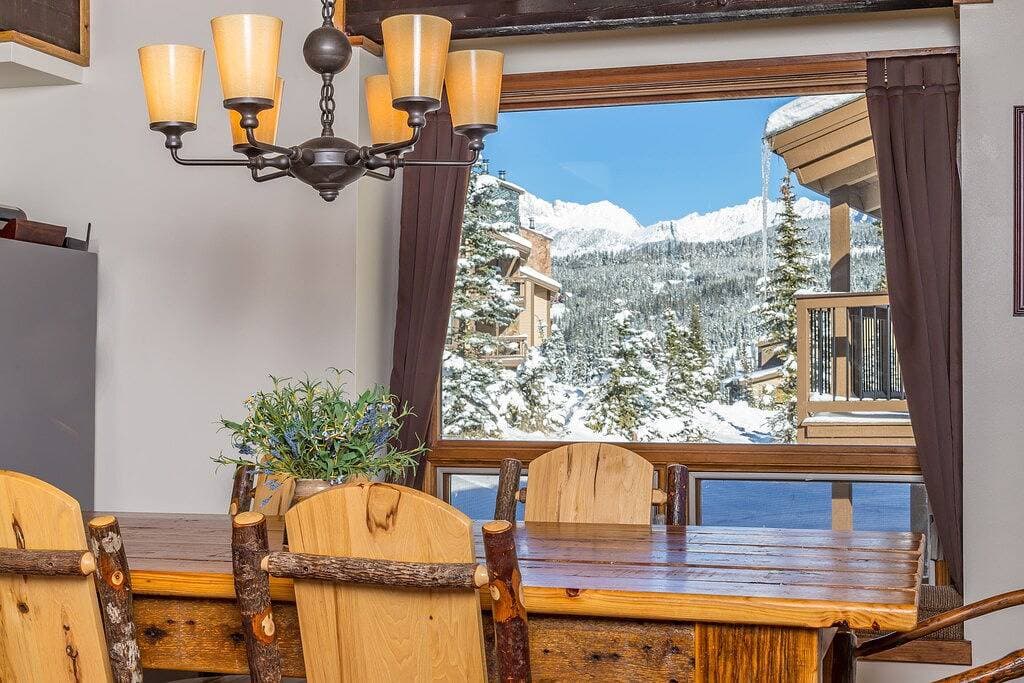 Foto 9 von 44: Neu Renoviert! Ski-in, Ski-out, 2 Schlafzimmer / 2 Bäder direkt an der Piste.