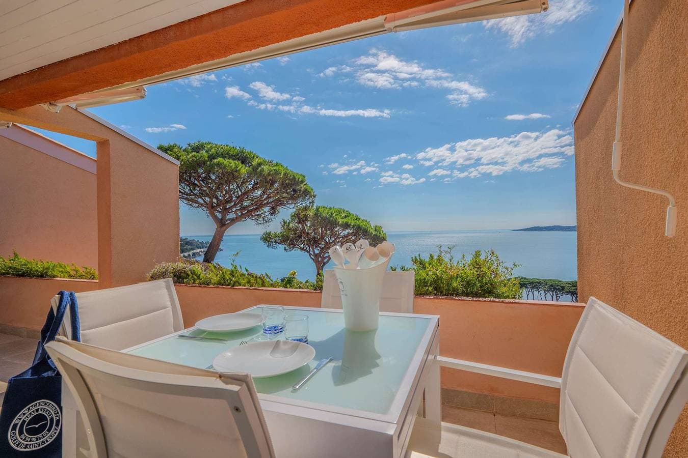 Foto 9 von 13: Wohnung in Sainte-Maxime mit Panoramablick aufs Meer, Schwimmbad und privatem Strandzugang