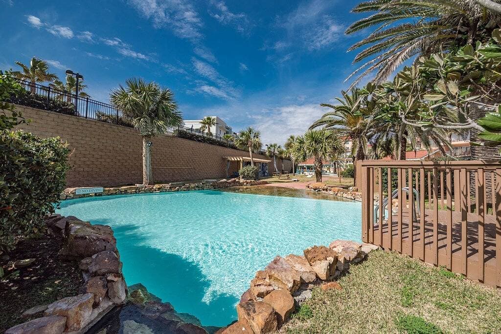 Foto 5 von 49: New Heated Pool & Hot Tub! Hello Relaxation