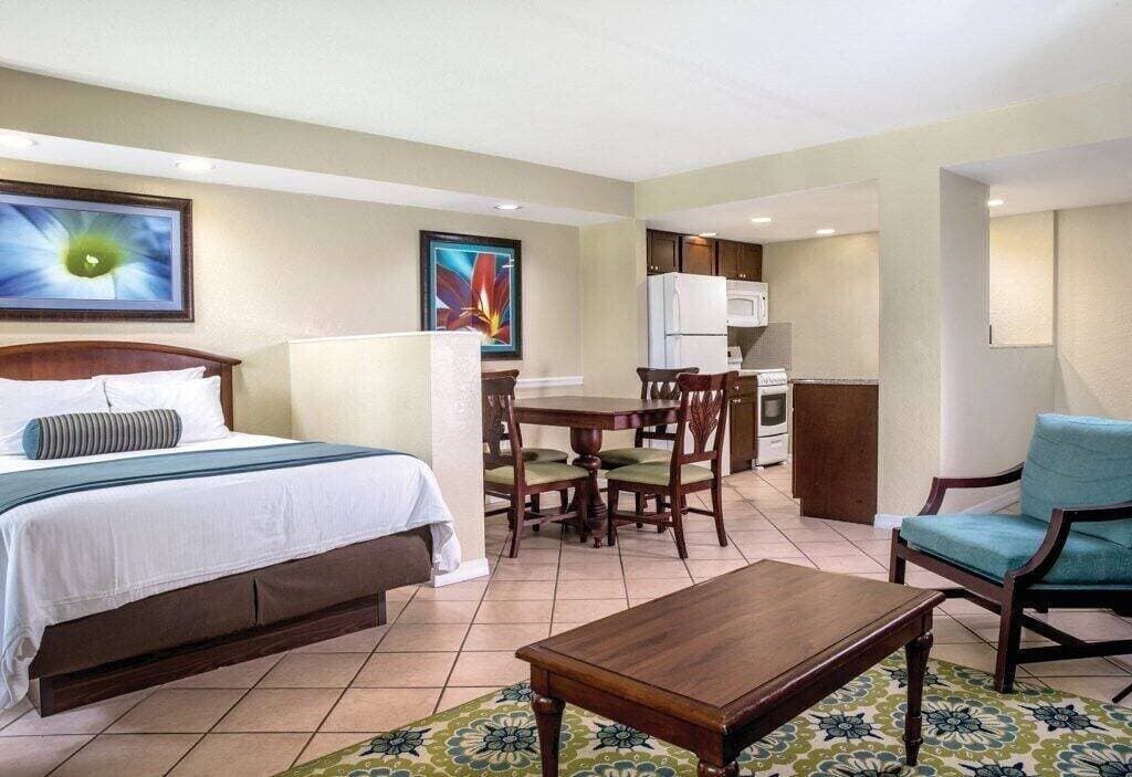 Foto 6 von 50: Pompano Beach | Couples Golf Getaway | Pool + Golf