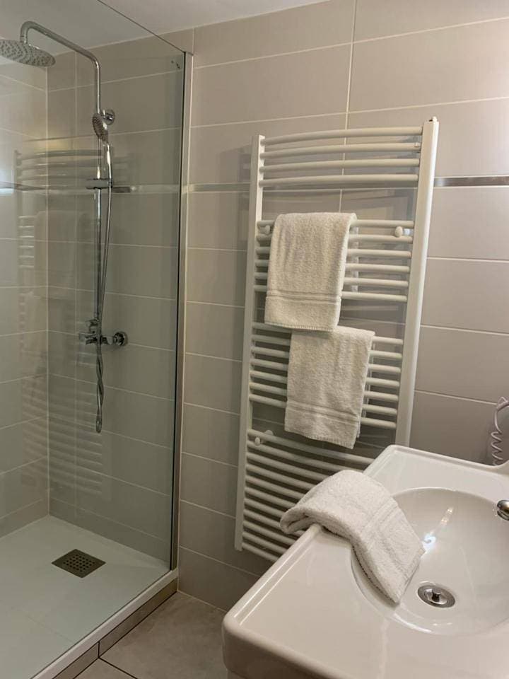 Foto 10 von 12: Double Room with Private Bathroom