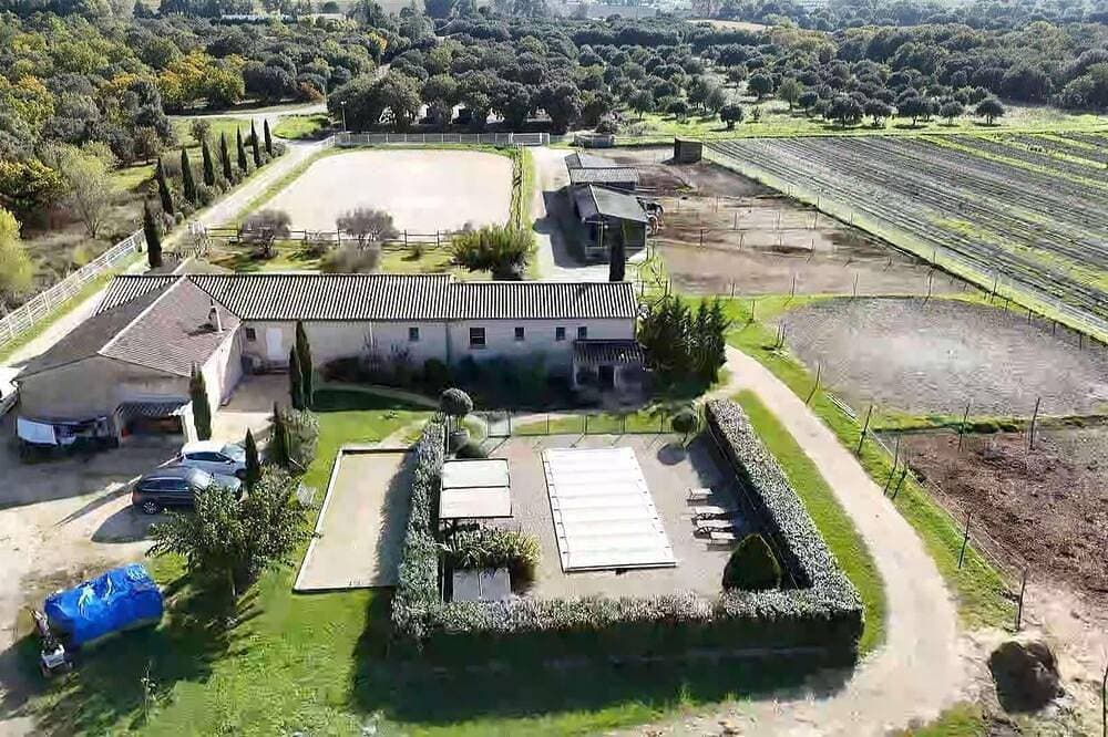 Gite for up to 7 people in the countryside surrounded by horses. 1