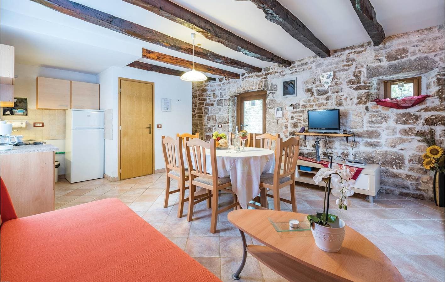 Foto 5 von 31: Geräumige 120 m² große Wohnung mit Terrasse, WLAN und Garage in der Nähe des Zentrums von Anzici