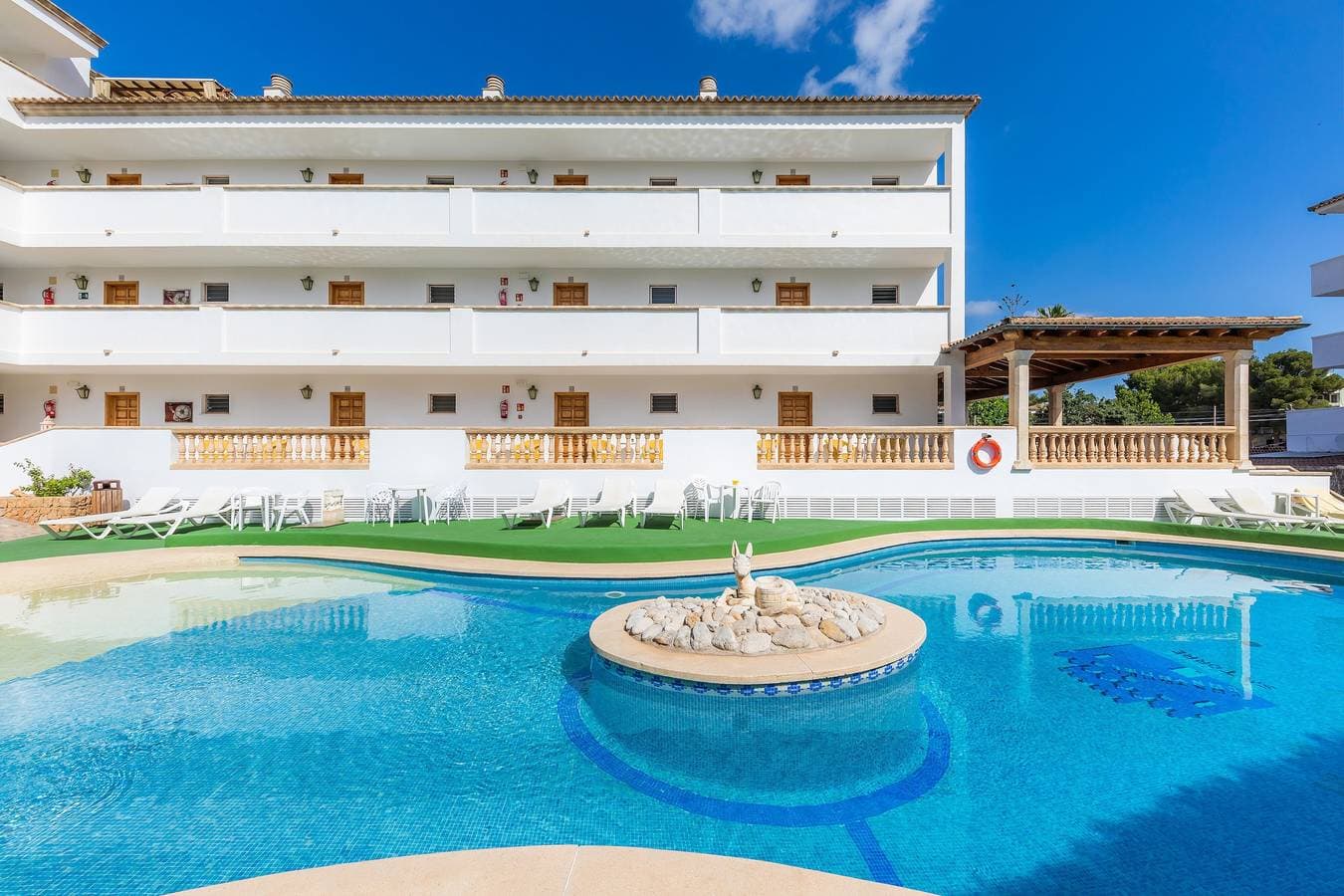 Foto 4 von 28: Strandnahes Apartment mit Zugang zum Pool, einer privaten Terrasse, Klimaanlage und WLAN