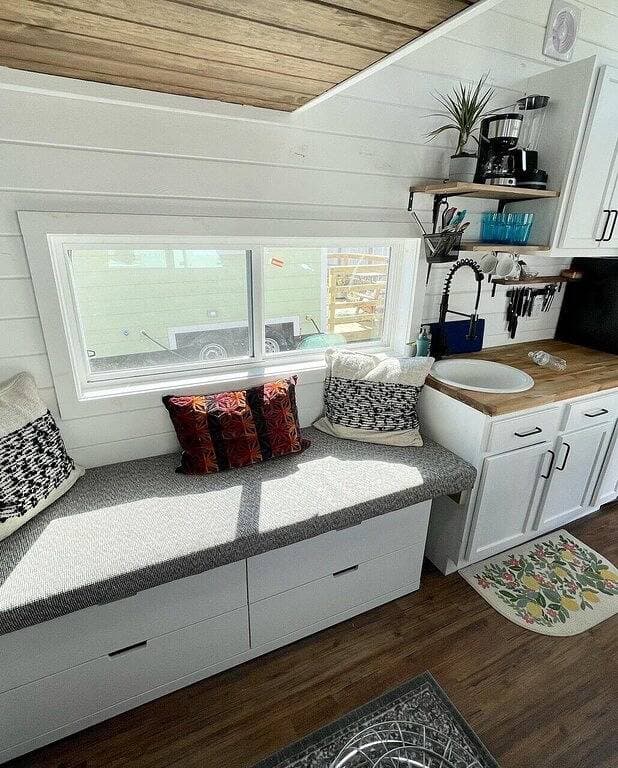 Foto 4 von 15: Houston Tiny Home New, Tx Monthly Magazine Builder