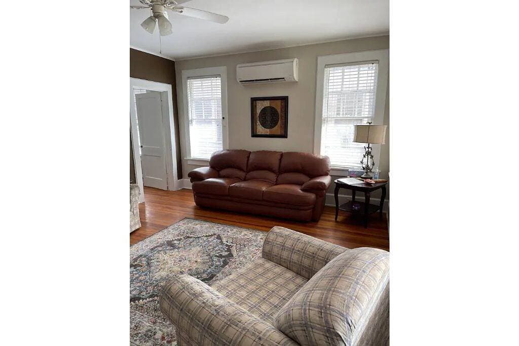 Foto 2 von 17: Spacious Murray Hill Getaway for One or Two