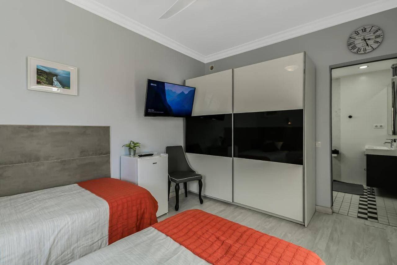 Foto 7 von 14: Twin Room with Private Bathroom