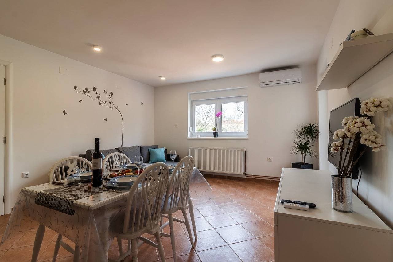 Foto 4 von 14: Comfortable lovely apartment with patio and grill / A2