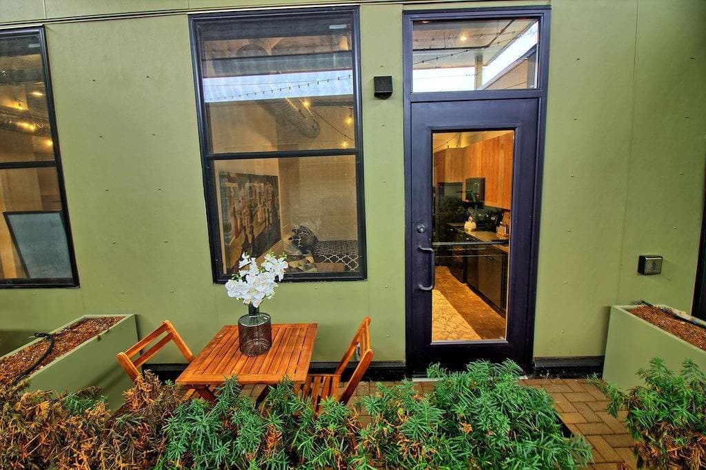 Foto 5 von 17: Chic Ultramodern Minimalist Studio Loft + Patio