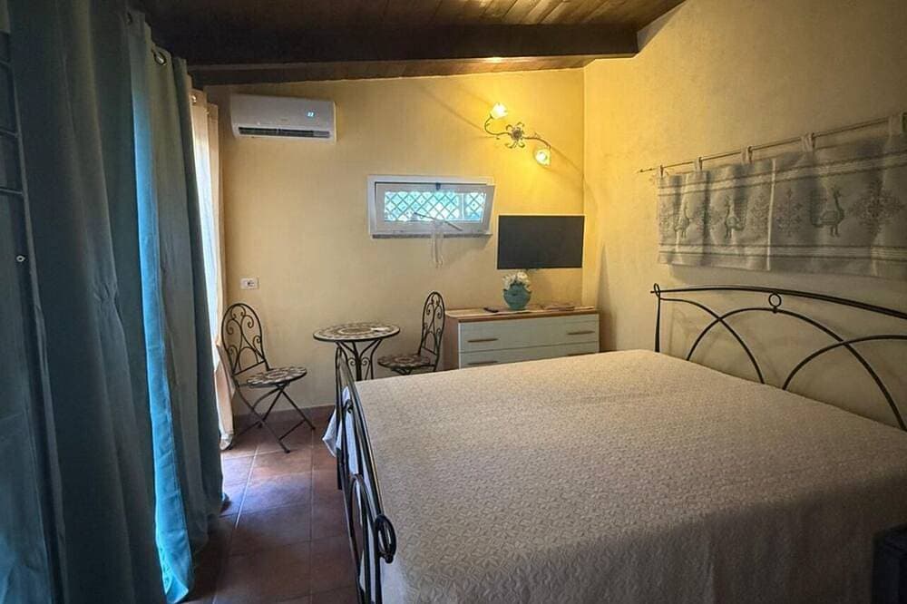Foto 3 von 16: Room with private bathroom, patio.