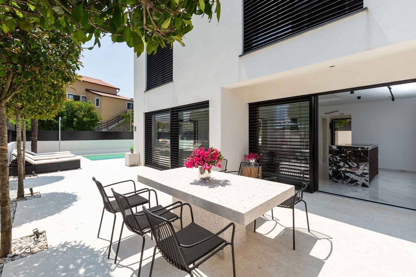 Villa mit Terrasse und Pool 1