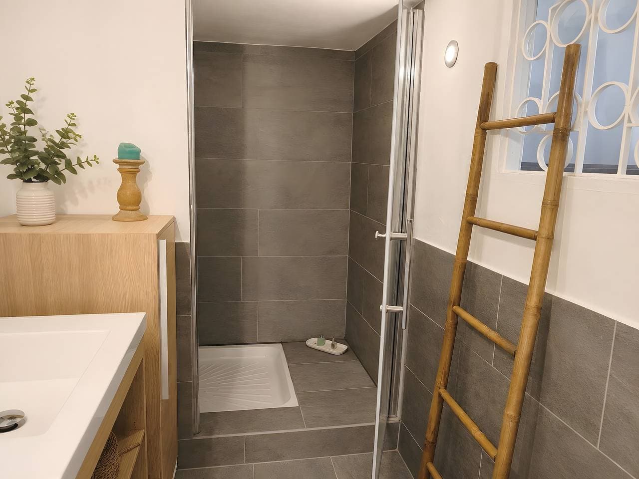 Foto 13 von 22: Studio-Apartment 'Rez-de-villa Avec Piscine' mit Meerblick, Gemeinschaftspool & WLAN