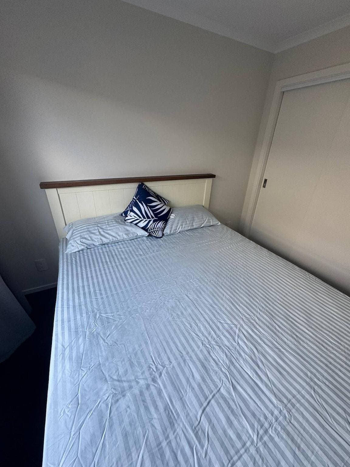 Foto 9 von 11: Geräumiges Schlafzimmer mit eigenem Bad — Aotea