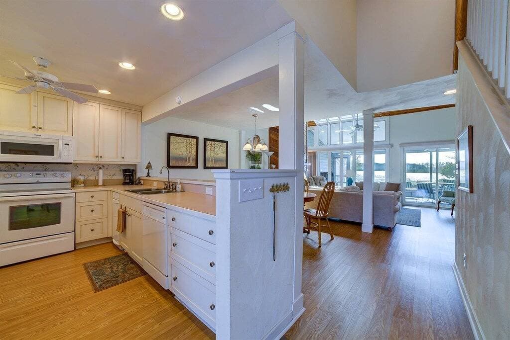 Foto 7 von 25: 3 Schlafzimmer, 3 Bäder Haus am Wasser mit herrlichem Blick auf das Wasser und jede Menge Annehmlichkeiten! Schläft 6