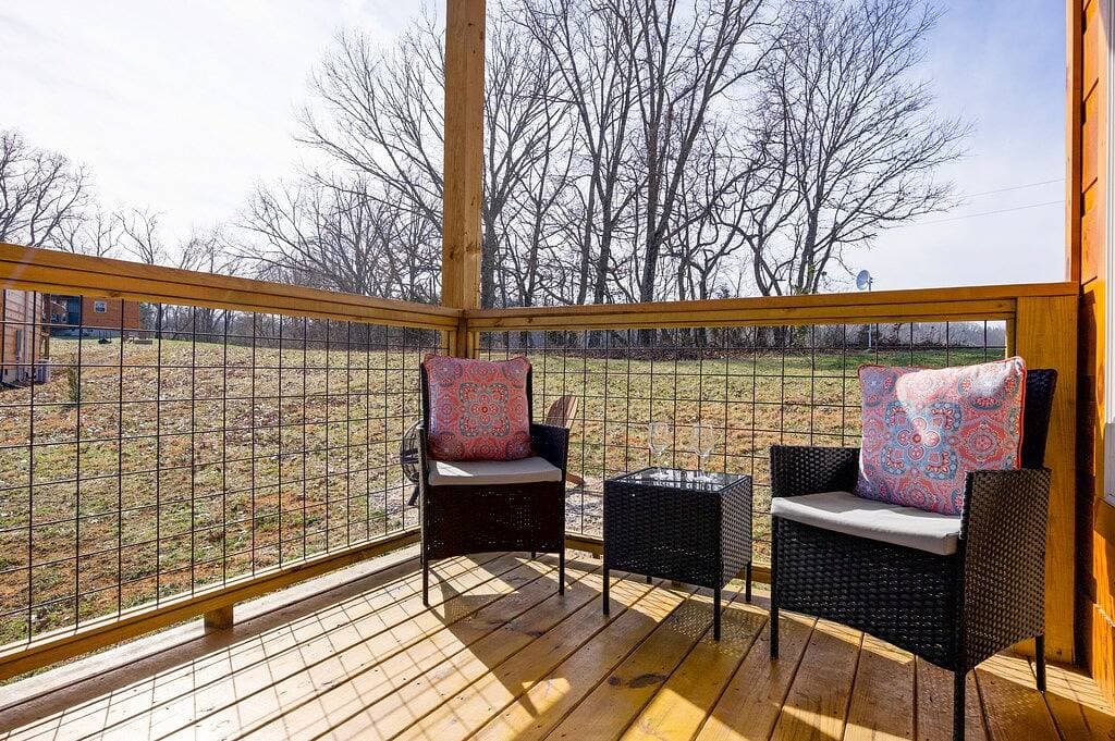 Foto 11 von 48: ☆Newly Build Cabin☆ Hot Tub ◇ Fire Pit ◇ Fireplace ◇ Dog-friendly