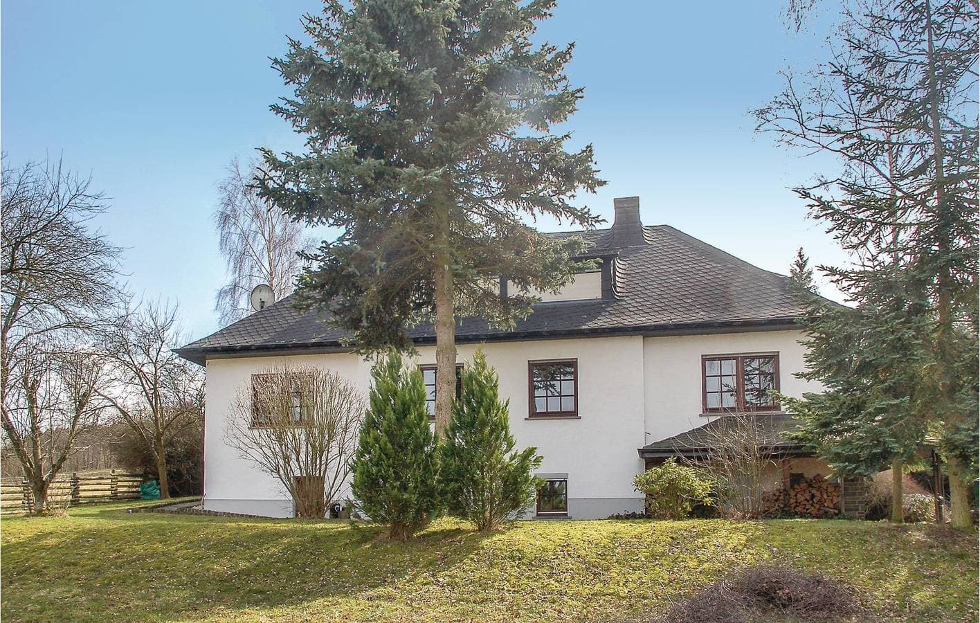 Moderne Ferienwohnung mit Terrasse & Parkplatz, 900m nach Schönecken. 1