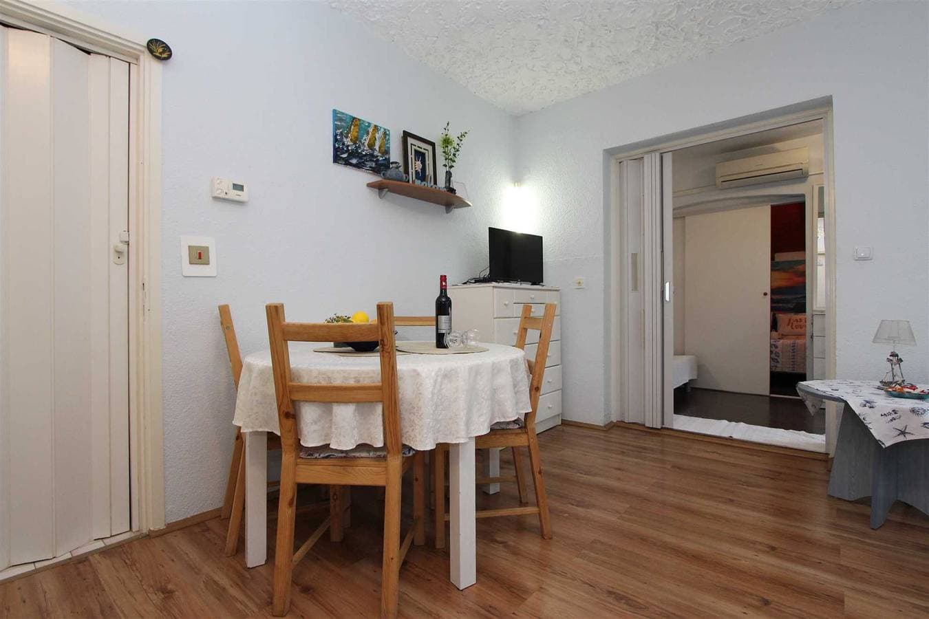 Foto 7 von 22: Villa Nikola Ferienwohnung mit 1 Schlafzimmer mit Terrasse (Sanja)